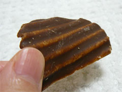 ロイズのポテトチップチョコレートのチョコレートがコーティングされている面