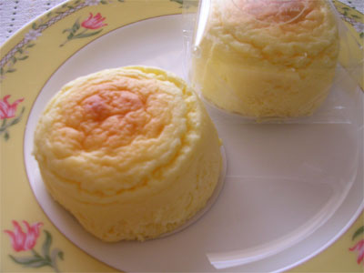 函館にあるスナッフルスの　チーズオムレットをお皿にのせた写真